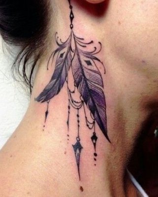 Tatouage plume sur le coté du cou style boucle d'oreille